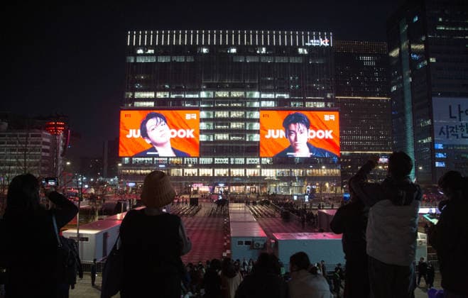 BTS Jung Kook, Mar 20, 2026 : An advertisement to celebrate the comeback of BTS member Jung Kook, which was provided by his fans, is seen on a giant media wall KT Square at the KT Gwanghwamun Building West, just next to the venue for BTS s comeback concert at Gwanghwamun Square in central Seoul, South Korea. BTS s comeback concert will be held on March 21, a day after the K-Pop boy band s release of its fifth full-length album, ARIRANG .  aflo_324215681