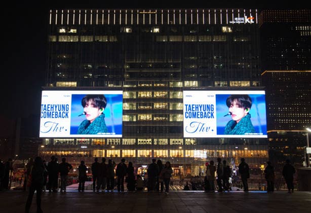 BTS V, Mar 20, 2026 : An advertisement to celebrate the comeback of BTS member V, which was provided by his fans, is seen on a giant media wall KT Square at the KT Gwanghwamun Building West, just next to the venue for BTS s comeback concert at Gwanghwamun Square in central Seoul, South Korea. BTS s comeback concert will be held on March 21, a day after the K-Pop boy band s release of its fifth full-length album, ARIRANG .  aflo_324215748