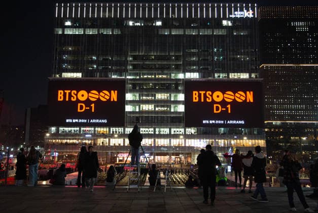 BTS, Mar 20, 2026 : An advertisement to celebrate the comback of BTS is seen on a giant media wall KT Square at the KT Gwanghwamun Building West, just next to the venue for BTS s comeback concert at Gwanghwamun Square in central Seoul, South Korea. BTS s comeback concert will be held on March 21, a day after the K-Pop boy band s release of its fifth full-length album, ARIRANG .  aflo_324215788