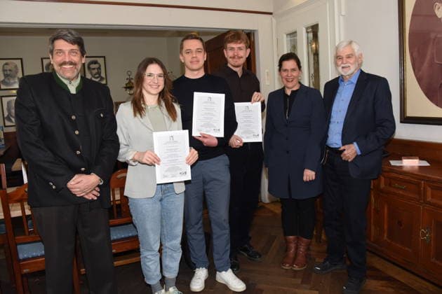 News Bilder des Tages Thomas Walz 1. Vorsitzender Verein Muenchner Sportjournalisten 2.Preis Luisa Griesbaum Journalismus Studentin fuer Der Perfekte Wurf macht Sicher Bericht in Sueddeutscher Zeitung 1.Preis Nico-Marius Schmitz Sportjournalist Kicken hinter Gittern Bericht im Muenchner Merkur 3,Preis Christoph Meltzer Sportjournalist Der Fall Botang Frankfurter Algemeine Verena Dietl Buergermeisterin Hans Eiberle Stegmann Preis Organisator Muenchen 20.03.2026 Weisses Braeuhaus im Tal Verleihung des Helmut-Stegmann-Nachwuchs-Foerderpreises fuer Sportjournalismus. Mit dem vom Verein Muenchner Sportjournalisten verliehenen Preis werden jungeJournalist -nnen ausgezeichnet, die sich durch besondere Leistungen in der Muenchner Sportberichterstattung hervorgetan