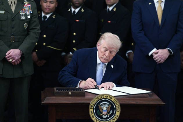 White House Coverage US President Donald Trump signs an executive order during the Commander in Chief Trophy Presentation at the White House, Washington DC USA, 20 March 2026. EPA SHAWN THEW POOL WASHINGTON DC United States  Copyright: xPool ABACAx