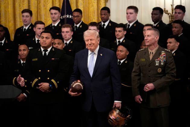 Donald Trump presents the Commander-in-Chief s Trophy - Washington US President Donald Trump during the Commander in Chief Trophy Presentation to the 2024 Navy Midshipmen football team in the East Room of the White House in Washington on March 20, 2026. Photo by Yuri Gripas ABACAPRESS.COM Washington DC United States  Copyright: xGripasxYuri ABACAx