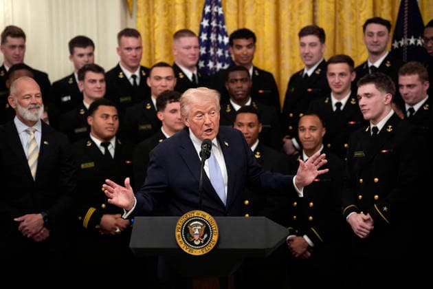 Donald Trump presents the Commander-in-Chief s Trophy - Washington US President Donald Trump during the Commander in Chief Trophy Presentation to the 2024 Navy Midshipmen football team in the East Room of the White House in Washington on March 20, 2026. Photo by Yuri Gripas ABACAPRESS.COM Washington DC United States  Copyright: xGripasxYuri ABACAx