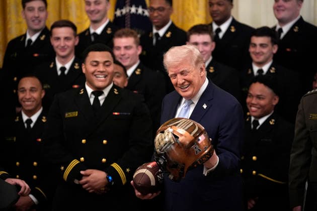 News Bilder des Tages Donald Trump presents the Commander-in-Chief s Trophy - Washington US President Donald Trump during the Commander in Chief Trophy Presentation to the 2024 Navy Midshipmen football team in the East Room of the White House in Washington on March 20, 2026. Photo by Yuri Gripas ABACAPRESS.COM Washington DC United States  Copyright: xGripasxYuri ABACAx