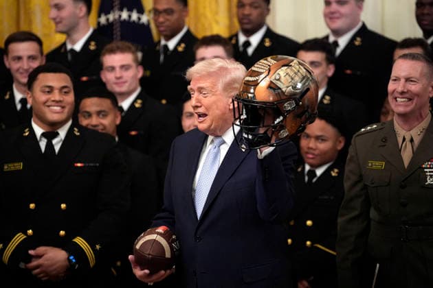 Donald Trump presents the Commander-in-Chief s Trophy - Washington US President Donald Trump during the Commander in Chief Trophy Presentation to the 2024 Navy Midshipmen football team in the East Room of the White House in Washington on March 20, 2026. Photo by Yuri Gripas ABACAPRESS.COM Washington DC United States  Copyright: xGripasxYuri ABACAx