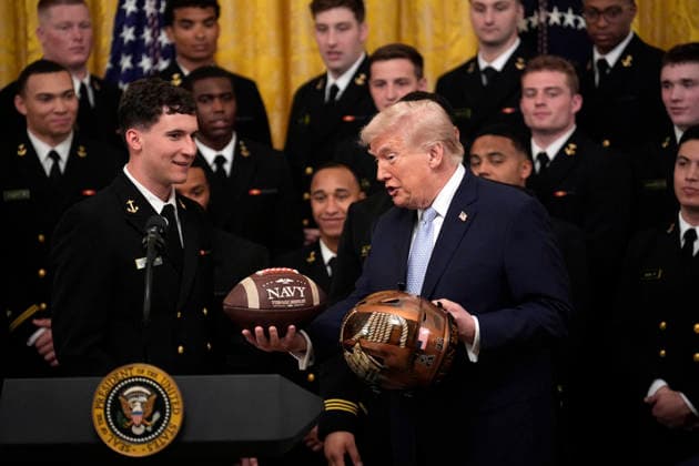 Donald Trump presents the Commander-in-Chief s Trophy - Washington US President Donald Trump during the Commander in Chief Trophy Presentation to the 2024 Navy Midshipmen football team in the East Room of the White House in Washington, DC, USA on March 20, 2026. Photo by Yuri Gripas ABACAPRESS.COM Washington DC United States  Copyright: xGripasxYuri ABACAx