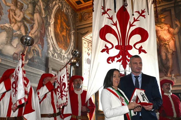 News Bilder des Tages March 20, 2026, Florence, Italia, Italy: Mayor Sara Funaro hands over the keys to the city to Kiev Mayor Vitaly Klycko. Florence, Italy 20 March 2026 Florence Italy  - ZUMAa289 20260320_zia_a289_161 Copyright: xAleandroxBiagiantix