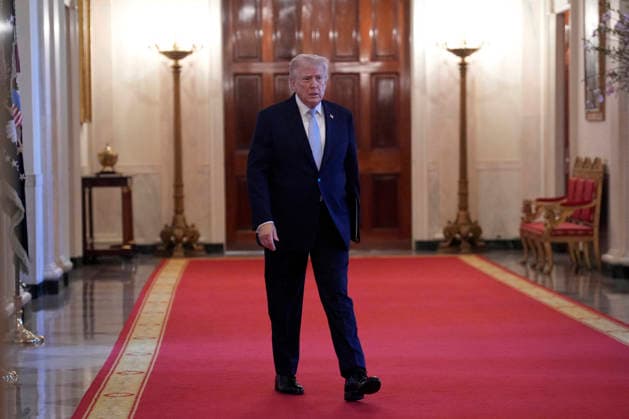 Donald Trump presents the Commander-in-Chief s Trophy - Washington US President Donald Trump arrives at the Commander in Chief Trophy Presentation to the 2024 Navy Midshipmen football team in the East Room of the White House in Washington on March 20, 2026. Photo by Yuri Gripas ABACAPRESS.COM Washington DC United States  Copyright: xGripasxYuri ABACAx