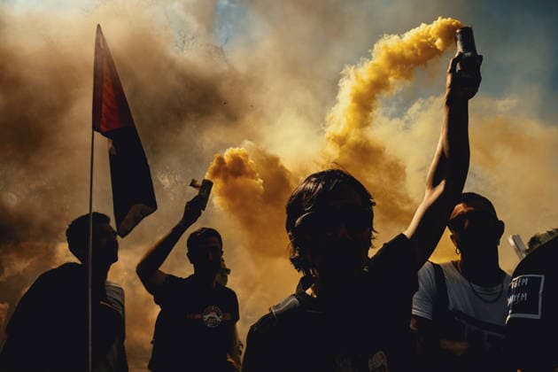 News Bilder des Tages March 20, 2026, Barcelona, Catalonia, Spain: Striking Catalan teachers light smoke flares during a massive demonstration for better salaries and working conditions in the public education system Barcelona Spain - ZUMAo105 20260320_fap_o105_020 Copyright: xMatthiasxOesterlex