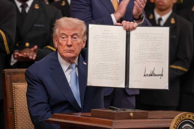March 20, 2026, Washington, District Of Columbia, USA: President DONALD TRUMP signs an executive order to reserve a four hour block on the second Saturday in December for the Army Navy football game during an event in the East Room of the White House Washington USA  - ZUMAs365 20260320_znp_s365_023 Copyright: xJoeyxSussmanx