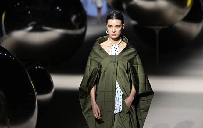 (260320) -- MADRID, March 20, 2026 -- A model presents creations of Coosy x Miguel Palacio during the Mercedes-Benz Fashion Week in Madrid, Spain, on March 20, 2026. ) SPAIN-MADRID-MERCEDES-BENZ FASHION WEEK ChengxMin 