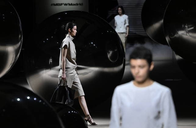 (260320) -- MADRID, March 20, 2026 -- A model presents creations of Coosy x Miguel Palacio during the Mercedes-Benz Fashion Week in Madrid, Spain, on March 20, 2026. ) SPAIN-MADRID-MERCEDES-BENZ FASHION WEEK ChengxMin 