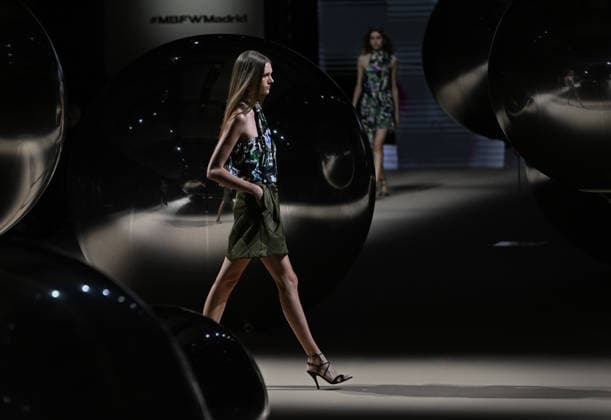 (260320) -- MADRID, March 20, 2026 -- A model presents creations of Coosy x Miguel Palacio during the Mercedes-Benz Fashion Week in Madrid, Spain, on March 20, 2026. ) SPAIN-MADRID-MERCEDES-BENZ FASHION WEEK ChengxMin 