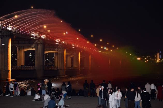Seoul Glows Purple Ahead of BTS Comeback Concert On the night of March 20, a day before K-pop supergroup BTS is set to hold its comeback concert, Banpo Bridge and Some Sevit on the Han River in Seoul, South Korea, were illuminated in purple, the signature color associated with the group. A special fountain show accompanied by BTS music was staged at Banpo Bridge, while 15 of Seoul™s major landmarks, including the bridge, were lit up in purple as part of a citywide celebration ahead of the performance. Seoul South Korea  Copyright: xMatrixxImages KwakxKyung-keunx