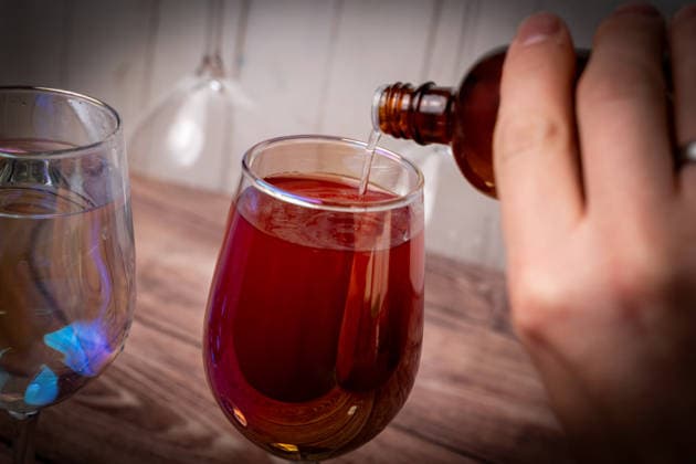 Bavaria, Germany March 20, 2026: A liquid is secretly added to a drink, illustrating the danger of knockout drops. The image symbolizes abuse, drugging, and the risk of assault in bars or private settings. *** Eine Flüssigkeit wird heimlich in ein Getränk gegeben und zeigt die Gefahr von K.O.-Tropfen. Das Bild steht für Missbrauch, Betäubung und das Risiko von Übergriffen in Bars oder privaten Situationen.