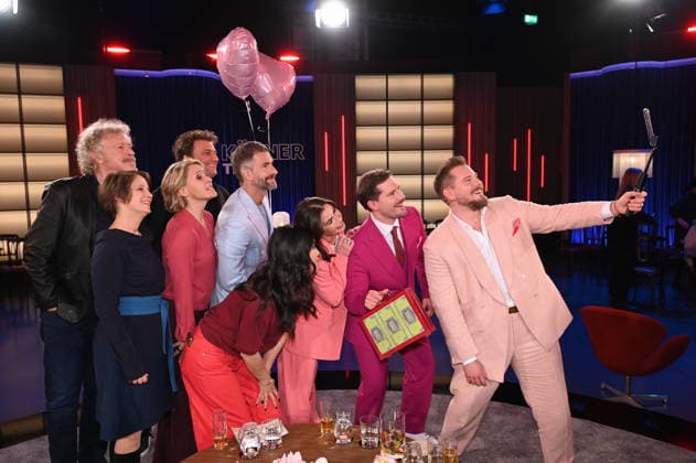 Science journalist Mai Thi Nguyen Kim, musician Wolfgang Niedecken, author Barbara Pachl Eberhart, Susan Link and Micky Beisenherz, opera singer Jonas Kaufmann, singer Sarah Engels and Dennis and Benni Wolter as guests on the WDR talk show Kölner Treff and take a selfie