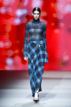 (260320) -- MADRID, March 20, 2026 -- A model presents a creation of Simorra during the Mercedes-Benz Fashion Week in Madrid, Spain, on March 20, 2026. (Photo by Gustavo Valiente Xinhua) SPAIN-MADRID-MERCEDES-BENZ FASHION WEEK ChengxMin 