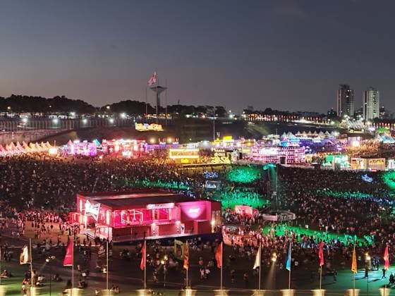 RECORD DATE NOT STATED Lollapalooza movement Sao Paulo (SP), March 20, 2026 - Culture Shows Festival - Crowd movement around the stages and lounge in the late afternoon of the first day of the Lollapalooza festival at the Interlagos racetrack in the southern zone of Sao Paulo. This Friday, March 20, 2026 (Foto: Leandro Chemalle Thenews2 imago images) Lollapalooza movement  Copyright: xLeandroxChemallex