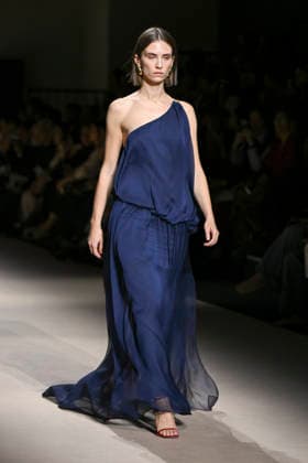 Simorra - Mercedes-Benz Fashion Week Madrid - 20 Mar 2026 A model walks the runway wearing a design by Simorra during the Mercedes-Benz Fashion Week de Madrid in IFEMA. Madrid Spain Copyright: xAtilanoxGarciax xSOPAxImagesx photos09515