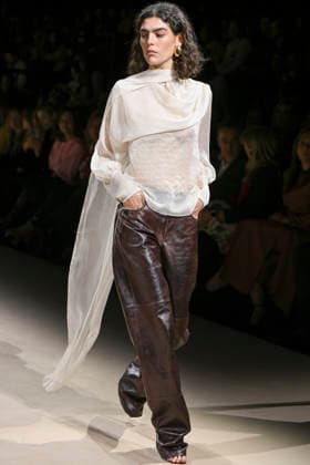 Simorra - Mercedes-Benz Fashion Week Madrid - 20 Mar 2026 A model walks the runway wearing a design by Simorra during the Mercedes-Benz Fashion Week de Madrid in IFEMA. Madrid Spain Copyright: xAtilanoxGarciax xSOPAxImagesx photos09527