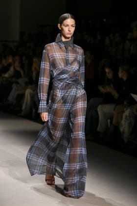 Simorra - Mercedes-Benz Fashion Week Madrid - 20 Mar 2026 A model walks the runway wearing a design by Simorra during the Mercedes-Benz Fashion Week de Madrid in IFEMA. Madrid Spain Copyright: xAtilanoxGarciax xSOPAxImagesx photos09498