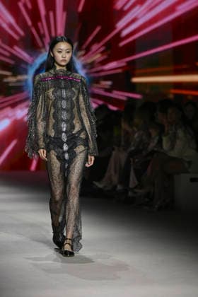 Custo - Mercedes-Benz Fashion Week Madrid - 20 Mar 2026 A model walks the runway wearing a design by Custo during the Mercedes-Benz Fashion Week de Madrid in IFEMA. Madrid Spain Copyright: xAtilanoxGarciax xSOPAxImagesx photos09786