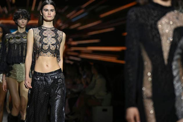 Custo - Mercedes-Benz Fashion Week Madrid - 20 Mar 2026 A model walks the runway wearing a design by Custo during the Mercedes-Benz Fashion Week de Madrid in IFEMA. Madrid Spain Copyright: xAtilanoxGarciax xSOPAxImagesx photos09797