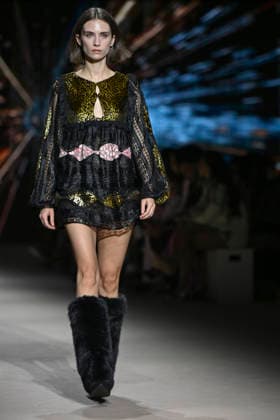 Custo - Mercedes-Benz Fashion Week Madrid - 20 Mar 2026 A model walks the runway wearing a design by Custo during the Mercedes-Benz Fashion Week de Madrid in IFEMA. Madrid Spain Copyright: xAtilanoxGarciax xSOPAxImagesx photos09771