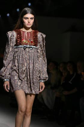 Custo - Mercedes-Benz Fashion Week Madrid - 20 Mar 2026 A model walks the runway wearing a design by Custo during the Mercedes-Benz Fashion Week de Madrid in IFEMA. Madrid Spain Copyright: xAtilanoxGarciax xSOPAxImagesx photos09776