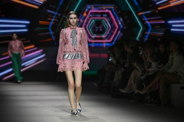 Custo - Mercedes-Benz Fashion Week Madrid - 20 Mar 2026 A model walks the runway wearing a design by Custo during the Mercedes-Benz Fashion Week de Madrid in IFEMA. Madrid Spain Copyright: xAtilanoxGarciax xSOPAxImagesx photos09735