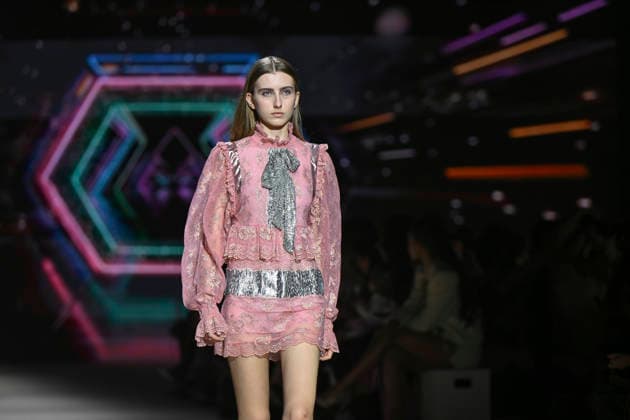 Custo - Mercedes-Benz Fashion Week Madrid - 20 Mar 2026 A model walks the runway wearing a design by Custo during the Mercedes-Benz Fashion Week de Madrid in IFEMA. Madrid Spain Copyright: xAtilanoxGarciax xSOPAxImagesx photos09736