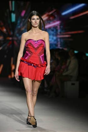 Custo - Mercedes-Benz Fashion Week Madrid - 20 Mar 2026 A model walks the runway wearing a design by Custo during the Mercedes-Benz Fashion Week de Madrid in IFEMA. Madrid Spain Copyright: xAtilanoxGarciax xSOPAxImagesx photos09704