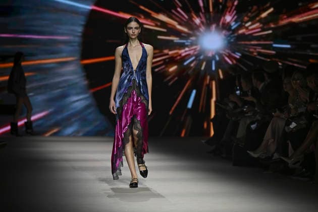 Custo - Mercedes-Benz Fashion Week Madrid - 20 Mar 2026 A model walks the runway wearing a design by Custo during the Mercedes-Benz Fashion Week de Madrid in IFEMA. Madrid Spain Copyright: xAtilanoxGarciax xSOPAxImagesx photos09716