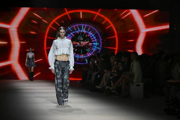 Custo - Mercedes-Benz Fashion Week Madrid - 20 Mar 2026 A model walks the runway wearing a design by Custo during the Mercedes-Benz Fashion Week de Madrid in IFEMA. Madrid Spain Copyright: xAtilanoxGarciax xSOPAxImagesx photos09724