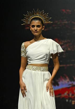 Lakme Fashion Week day 2 in Mumbai - 20 Mar 2026 A model wearing a creation by NIF Global student walks on the ramp on the second day of Lakme Fashion Week (LFW) in Mumbai. Mumbai India Copyright: xAshishxVaishnavx xSOPAxImagesx AVaishnav_Lakme Fashion Week day 2 in Mumbai (12)