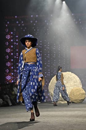 Lakme Fashion Week day 2 in Mumbai - 20 Mar 2026 A model (L) wearing a creation by NIF Global student walks on the ramp on the second day of Lakme Fashion Week (LFW) in Mumbai. Mumbai India Copyright: xAshishxVaishnavx xSOPAxImagesx AVaishnav_Lakme Fashion Week day 2 in Mumbai (16)