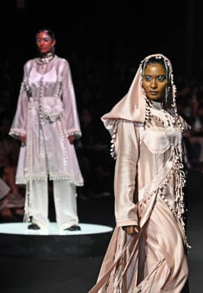 Lakme Fashion Week day 2 in Mumbai - 20 Mar 2026 A model (R) wearing a creation by designer Saim Ghani walks on the ramp on the second day of Lakme Fashion Week (LFW) in Mumbai. Mumbai India Copyright: xAshishxVaishnavx xSOPAxImagesx AVaishnav_Lakme Fashion Week day 2 in Mumbai (5)