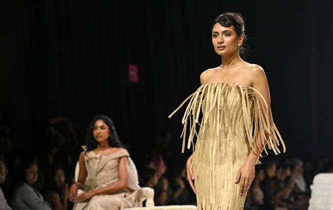 Lakme Fashion Week day 2 in Mumbai - 20 Mar 2026 A model wearing a creation by designer Samant Chauhan for Khadi India walks on the ramp on the second day of Lakme Fashion Week (LFW) in Mumbai. Mumbai India Copyright: xAshishxVaishnavx xSOPAxImagesx AVaishnav_Lakme Fashion Week day 2 in Mumbai (20)