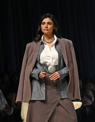 Lakme Fashion Week day 2 in Mumbai - 20 Mar 2026 A model wearing a creation by Pawan Sachdeva for Khadi India walks on the ramp on the second day of Lakme Fashion Week (LFW) in Mumbai. Mumbai India Copyright: xAshishxVaishnavx xSOPAxImagesx AVaishnav_Lakme Fashion Week day 2 in Mumbai (22)