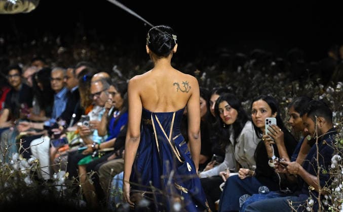 Lakme Fashion Week day 2 in Mumbai - 20 Mar 2026 A model wearing designer Rahul Mishra s creation walks the ramp on the second day of Lakme Fashion Week (LFW) in Mumbai. Mumbai India Copyright: xAshishxVaishnavx xSOPAxImagesx AVaishnav_Lakme Fashion Week day 2 in Mumbai (33)