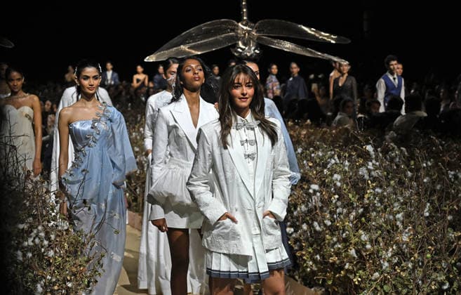 Lakme Fashion Week day 2 in Mumbai - 20 Mar 2026 Bollywood actress Ananya Panday (c) wearing designer Rahul Mishra s creation walks the ramp on the second day of Lakme Fashion Week (LFW) in Mumbai. Mumbai India Copyright: xAshishxVaishnavx xSOPAxImagesx AVaishnav_Lakme Fashion Week day 2 in Mumbai (35)