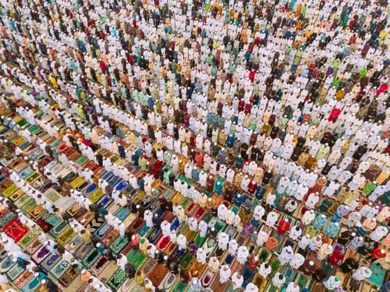 News Bilder des Tages March 21, 2026, Narayanganj, Dhaka, Bangladesh: Thousands of Muslim devotees gather in an open field in Narayanganj, Bangladesh to offer Eid al-Fitr prayer, marking the end of the holy month of Ramadan. The congregation began very early morning, with worshippers arriving from different parts of the region to take part in this sacred ritual. Narayanganj Bangladesh - ZUMAs231 20260321_zip_s231_003 Copyright: xJoyxSahax