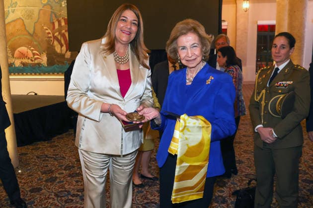 Miami Dade College President Madeline Pumariega (L) presents a medal to Queen Sofia of Spain (R) during the event Florida, Cuba and the Caribbean in the American Revolution at the Freedom Tower in Miami, Florida, USA, 20 March 2026. Queen Sofia of Spain inaugurated America&Spain250 in Miami, an academic initiative commemorating the 250th anniversary of the founding of the United States and highlighting Spain s contributions to the American Revolution and the shared history between the two countries, as part of her three-day visit to Florida. Queen Sofia inaugurates America&Spain250 in Miami to celebrate the 250th anniversary of the USA !ACHTUNG: NUR REDAKTIONELLE NUTZUNG!  Copyright: xGiorgioxVierax USA9246 20260321-55019768115_1