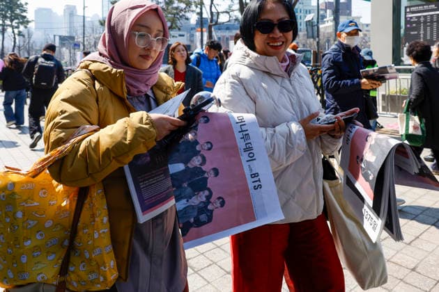 BTS Performs ARIRANG Comeback Concert at Gwanghwamun Square BTS fans collect special edition newspapers announcing the BTS THE COMEBACK LIVE: ARIRANG concert in Seoul, South Korea, on March 21, 2026. Seoul South Korea  Copyright: xMatrixxImages JungxUi-Chelx