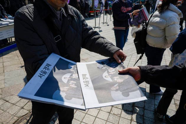 BTS Performs ARIRANG Comeback Concert at Gwanghwamun Square BTS fans collect special edition newspapers announcing the BTS THE COMEBACK LIVE: ARIRANG concert in Seoul, South Korea, on March 21, 2026. Seoul South Korea  Copyright: xMatrixxImages JungxUi-Chelx