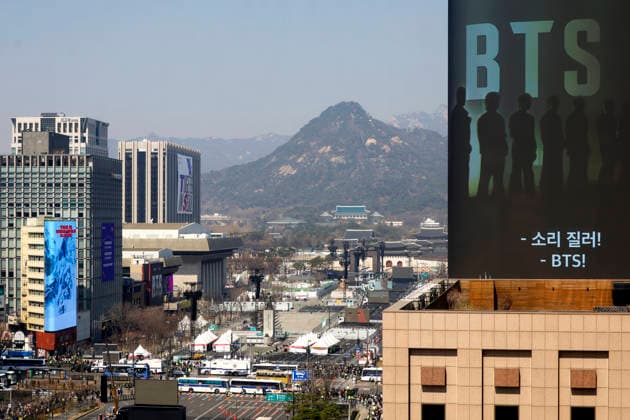 BTS Performs ARIRANG Comeback Concert at Gwanghwamun Square Final preparations for the BTS THE COMEBACK LIVE: ARIRANG concert take place before the admission of fans at Gwanghwamun Square in Seoul, South Korea, on March 21, 2026. Seoul South Korea  Copyright: xMatrixxImages JungxUi-Chelx