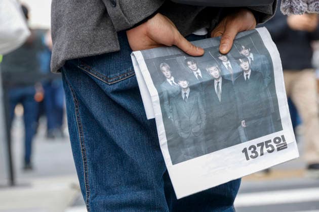 BTS Performs ARIRANG Comeback Concert at Gwanghwamun Square BTS fans collect special edition newspapers announcing the BTS THE COMEBACK LIVE: ARIRANG concert in Seoul, South Korea, on March 21, 2026. Seoul South Korea  Copyright: xMatrixxImages JungxUi-Chelx