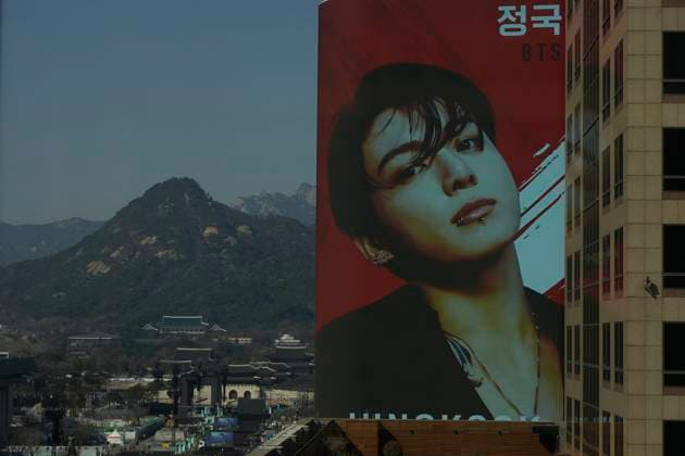 March 21, 2026: Fans fill Gwanghwamun Square on Saturday, March 21, 2026, ahead of the K-pop boy band BTS and their comeback concert in Seoul, South Korea. - ZUMAh163 20260321_znp_h163_001 Copyright: xJintakxHanx