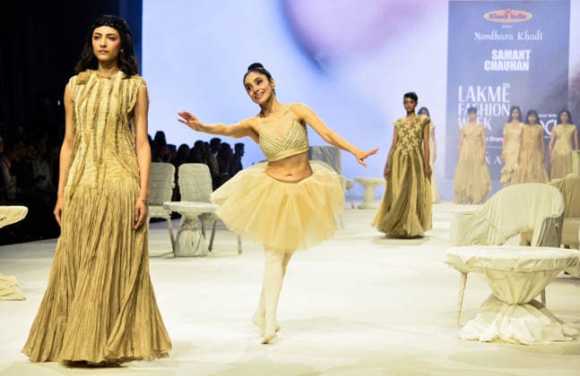 Models showcase Khadi India Presents Navdhara at Lakme Fashion Week FDCI in Mumbai Mumbai, Mar 21 (ANI): Models walk the ramp showcasing Khadi India Presents Navdhara featuring collections by Samant Chauhan, Pawan Sachdeva, Shruti Sancheti and CoEK during Lakme Fashion Week FDCI at Jio Convention Centre, BKC, in Mumbai on Friday. Mumbai Maharashtra India Copyright: xANIx ANI_20260321003