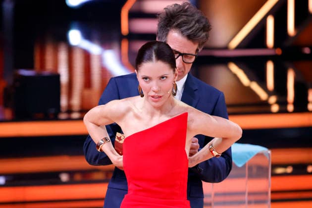 Presenter Daniel Hartwich helps presenter Victoria Swarovski with her dress at the third dance show of the 19th season of the RTL dance show Lets Dance at the Coloneum Cologne, 20 03 2026 NRW Germany Copyright: xChristophxHardtx